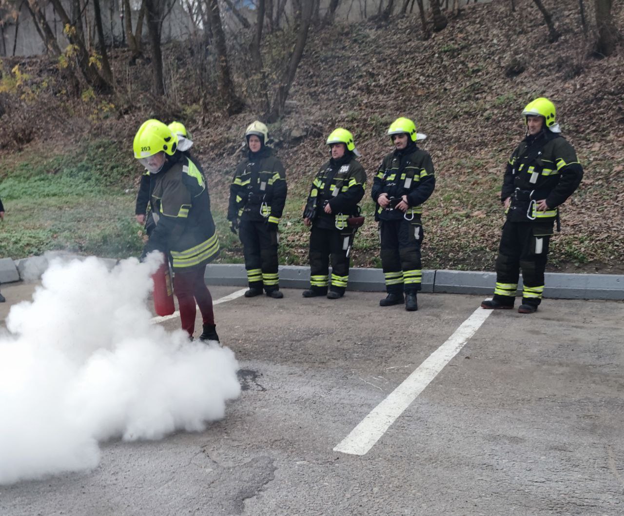 Столичные пожарные провели мастер-класс для работников торгового центра