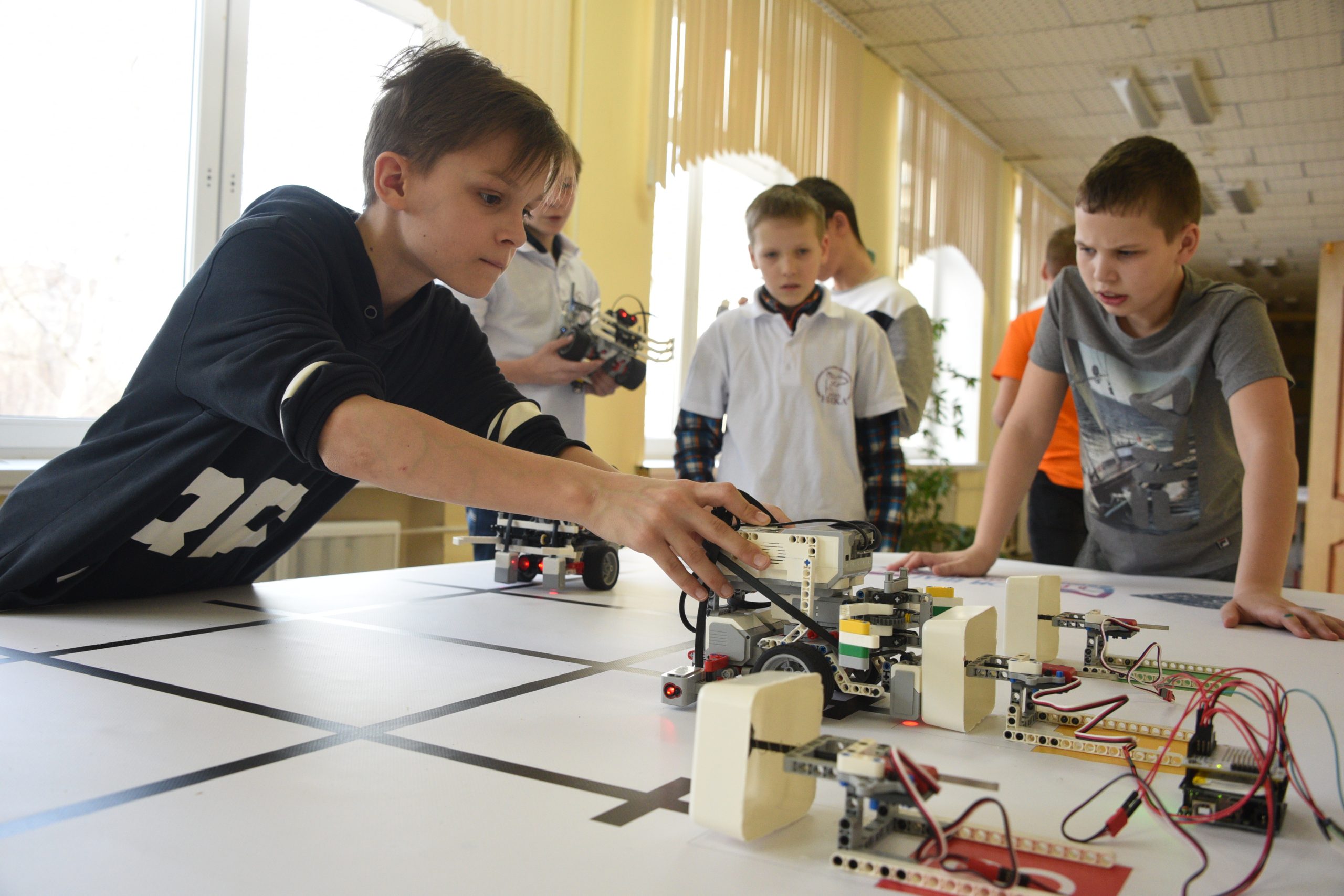 В кружке робототехники занимаются ученики. Робототехника для детей. Кружок робототехника в школе. Робототехника ученики. Мастер классы по робототехнике.